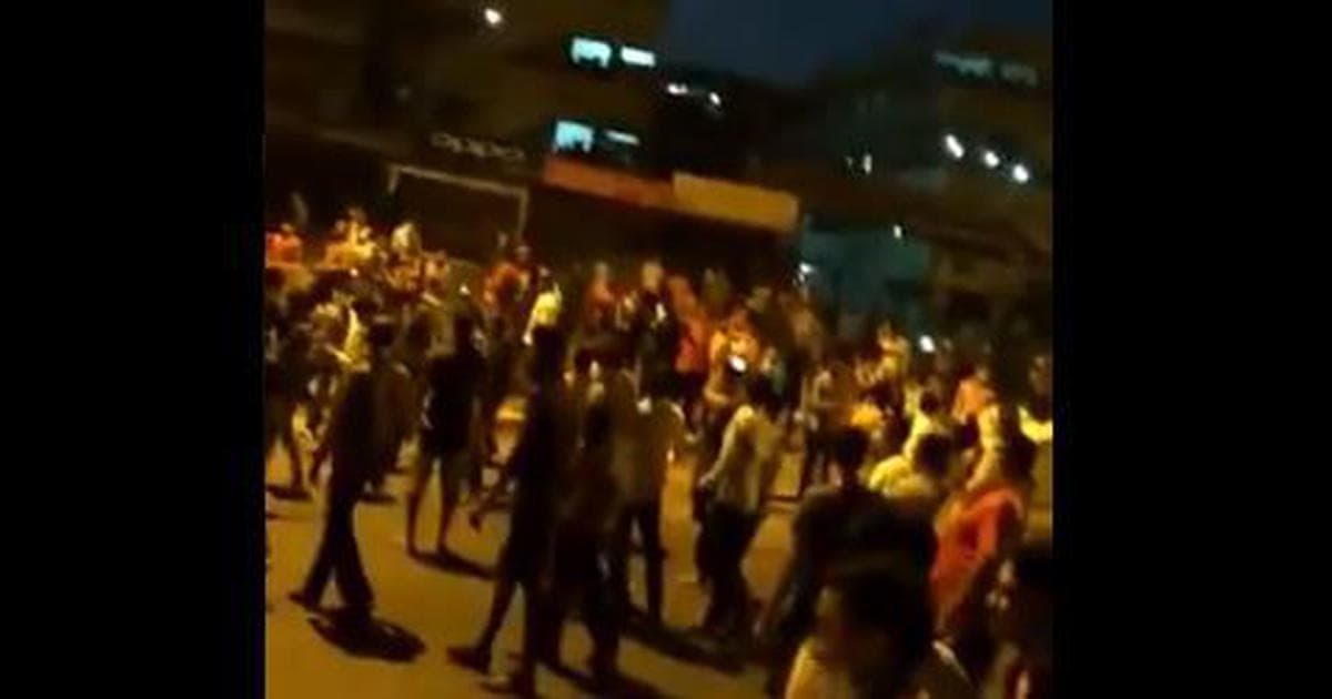 کورونا وائرس: گجرات کے سورت میں تارکین وطن مزدوروں نے لاک ڈاؤن میں خدشے کے پیش نظر اپنے آبائی وطن بھیجنے کی مانگ کرتے ہوئے تشدد کا سہارا لیا