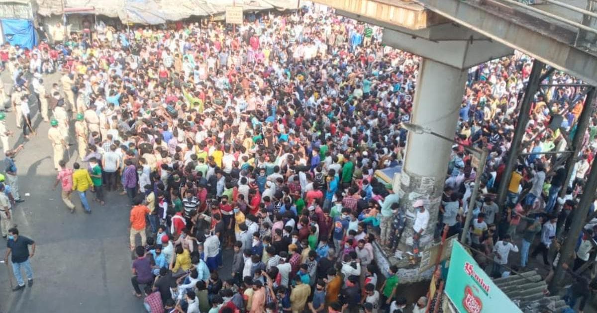 کورونا وائرس: لاک ڈاؤن کی خلاف ورزی کرنے پر ممبئی کے باندرا اسٹیشن پر پولیس نے تارکین وطن مزدوروں پر لاٹھی چارج کیا