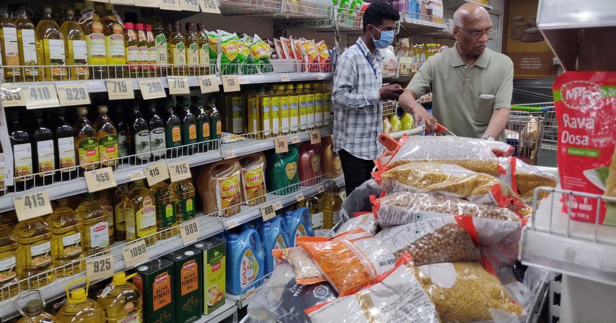 مرکز نے لاک ڈاؤن میں نرمی کرتے ہوئے منتخب دکانوں کو کھولنے کی اجازت دی