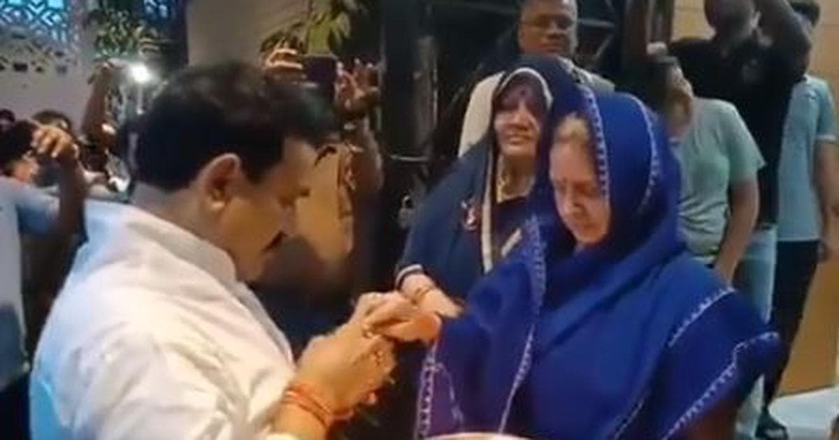 کوویڈ 19: مدھیہ پردیش کے وزیر صحت نے اپنے آبائی شہر کا دورہ کرتے ہوئے معاشرتی فاصلے کے اصولوں کی خلاف ورزی کی، ماسک بھی نہیں پہنا