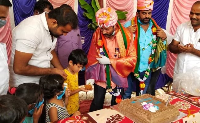 کرناٹک: بی جے پی ایم ایل اے لاک ڈاؤن کی خلاف ورزی کرتے ہوئے حامیوں کے ساتھ منایا یوم پیدائش کا جشن