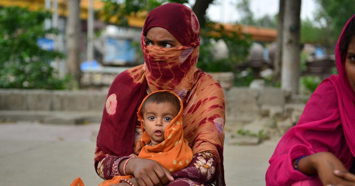 مختصر مختصر: سپریم کورٹ نے تارکین وطن مزدوروں سے ٹرینوں اور بس کا کرایہ نہ لینے کی ہدایت کی، دیگر اہم خبریں