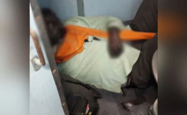 اتر پردیش میں ایک ٹرین کے ٹوائلٹ میں ملی مہاجر مزدور کی لاش، جو ممکنہ طور پر 3-4 دن سے وہیں پڑی ہوئی تھی
