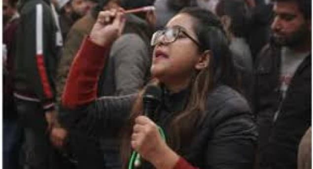 صفورا زرگر کی کردارکشی پر خاموشی رہنے کے لیے مذمت کا نشانہ بننے کے بعد دہلی خواتین کمیشن نے نوٹس جاری کر کے مجرموں کے خلاف ایف آر درج کرنے کا مطالبہ کیا
