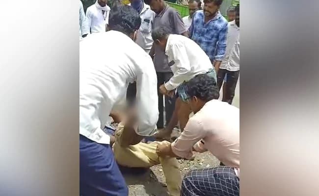 کرناٹک کے ایک دلت شخص اور اس کے خاندان کو مبینہ طور پر اونچی ذات کے ایک شخص کی موٹر سائیکل ’’چھونے‘‘ پر ایک ہجوم کے ذریعے تشدد کا نشانہ بنایا گیا