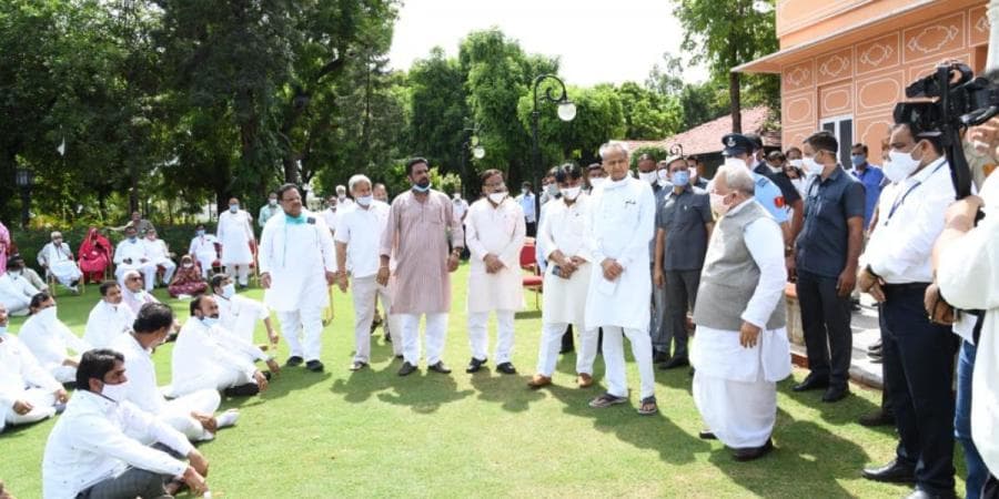 راجستھان سیاسی بحران: اشوک گہلوت کے حامی اراکین اسمبلی نے اسمبلی کا اجلاس طلب کرنے کی مانگ کرتے ہوئے راج بھون میں دھرنا شروع کیا