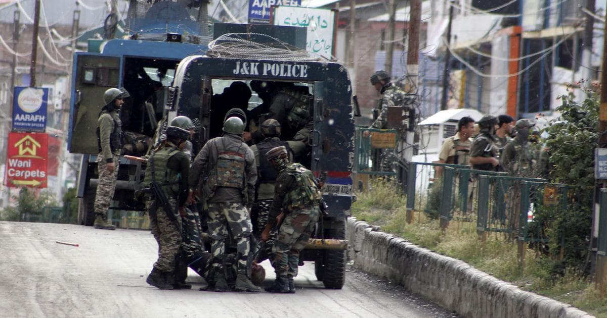 جموں و کشمیر: سرینگر میں پولیس نے فائرنگ کے دوران تصاویر لینے پر مبینہ طور پر دو فوٹو جرنلسٹس کو پیٹا