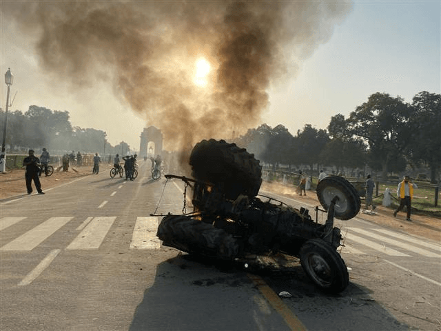 کسانوں کے احتجاج کے دوران انڈیا گیٹ پر ایک ٹریکٹر کو نذر آتش کیا گیا