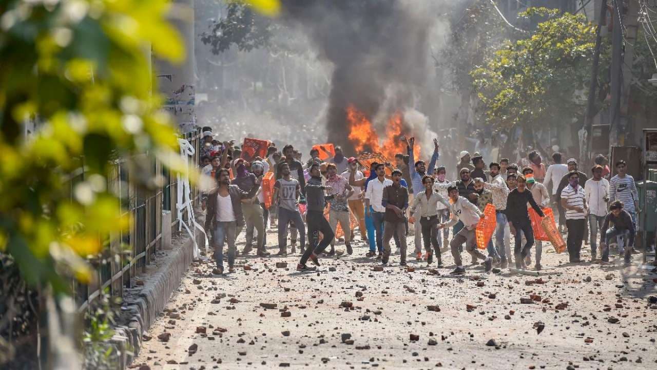 دلی حکومت نے دلی فسادات کے ویڈیو دلی پولیس کے حوالے کیے، بعض میں پولیس اہل کار پتھراؤ کرتے نظر آئے