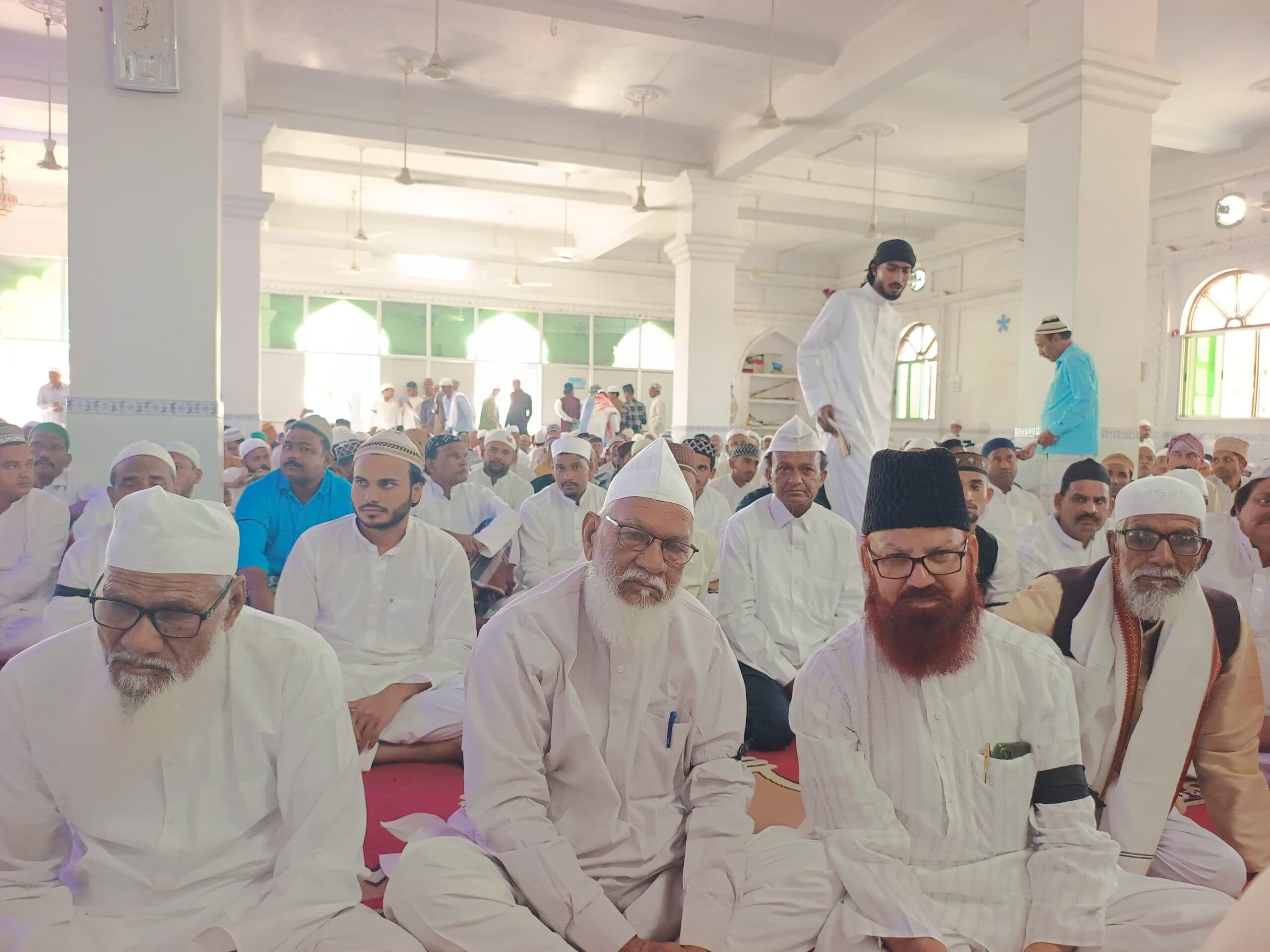 عید کی نماز کے دوران بھی وقف ترمیمی بل کے خلاف مسلمانوں نے سیاہ پٹیاں باندھی