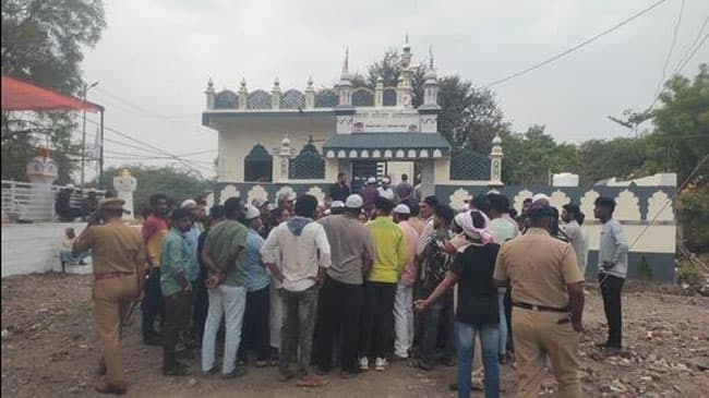 مہاراشٹر : عید کے موقع پر شر پسندوں کا مسجد میں حملہ، دھماکے سے مسجد کو نقصان