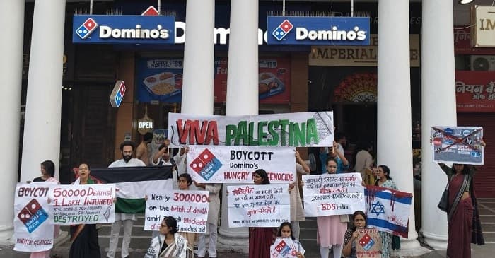 انڈین پیپل ان سالیڈرٹی ود فلسطین (آئی پی ایس پی) کا دہلی میں ڈومینوز کے باہر زبر دست احتجاج