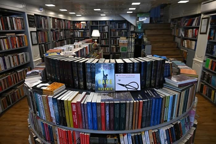 جموں و کشمیر انتظامیہ نے علیحدگی پسندی کو فروغ دینے کا الزام عائد کرتے ہوئے 25 کتابوں پر پابندی لگائی