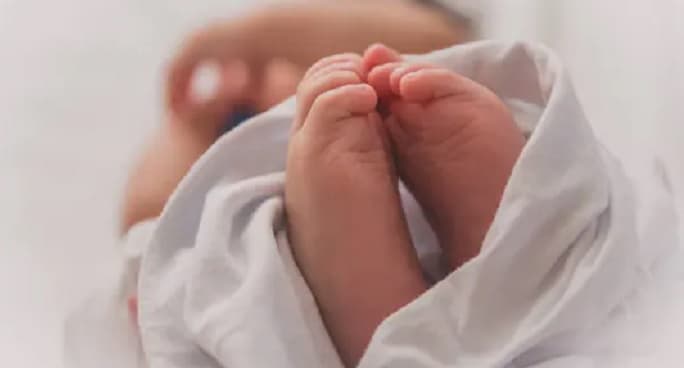 شرمناک: تلک لگایا نئے کپڑے پہنائے اور نوزائیدہ بچی کو زندہ دفن کر دیا