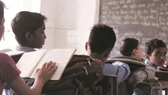 پیر نہ چھونے پرخاتون ٹیچر نے 31 طلبا کی بے رحمی سے پٹائی کر دی، جانچ کے بعد معطل